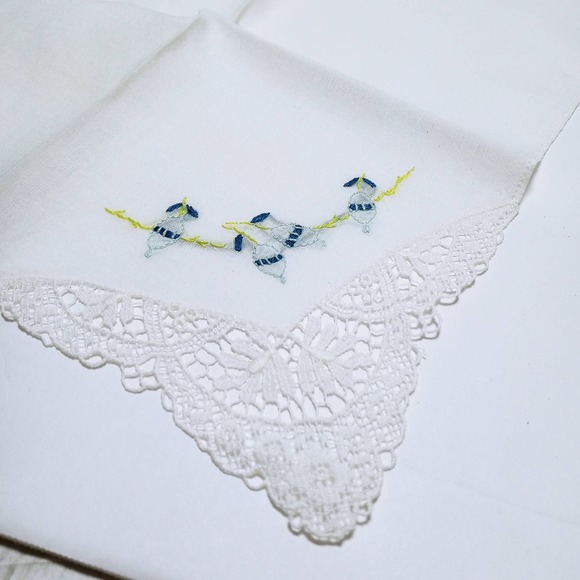 Vtg Floral Embroidered Handkerchief Laced Cottagecore Blue Green Flower Hankie - Picture 1 of 5